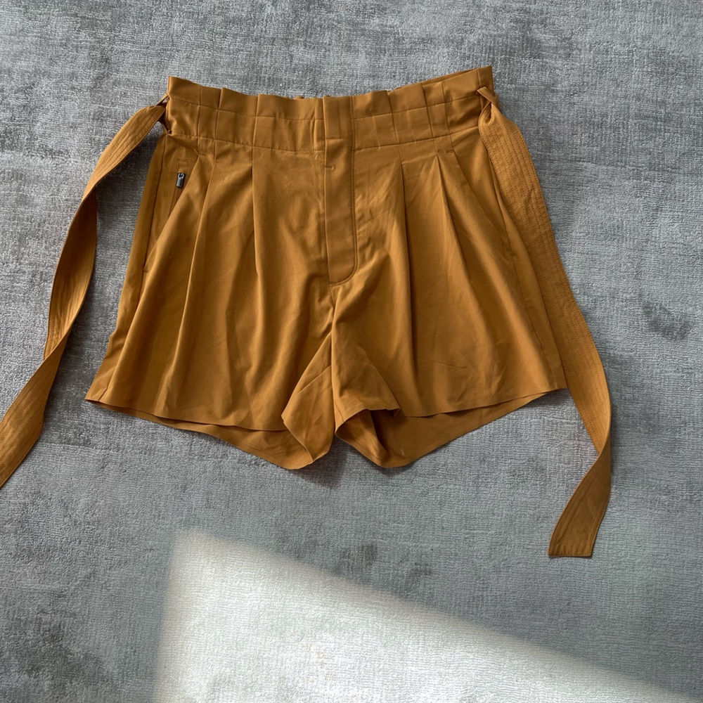 Athletes skyline shorts in mustard